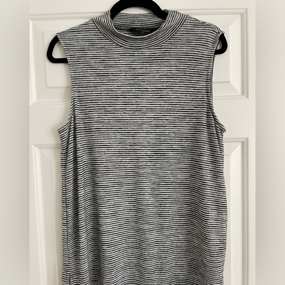 Banana Republic black and white striped tank. Excellent condition. Comfortable!